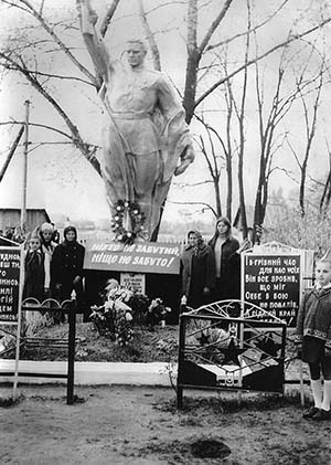 В молчанье головы склоняем перед бессмертным подвигом бойца