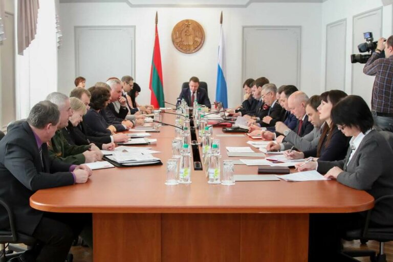 К безналичным платежам
