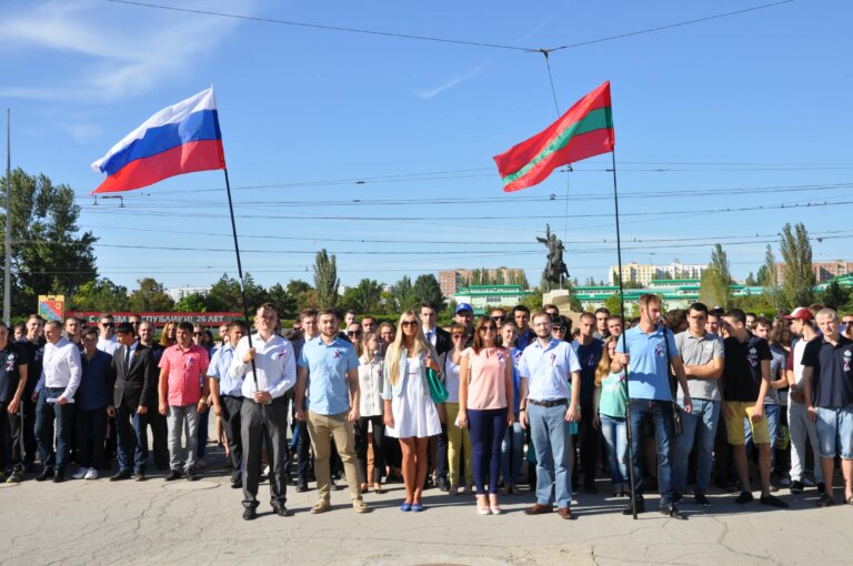 Молодым у нас дорога