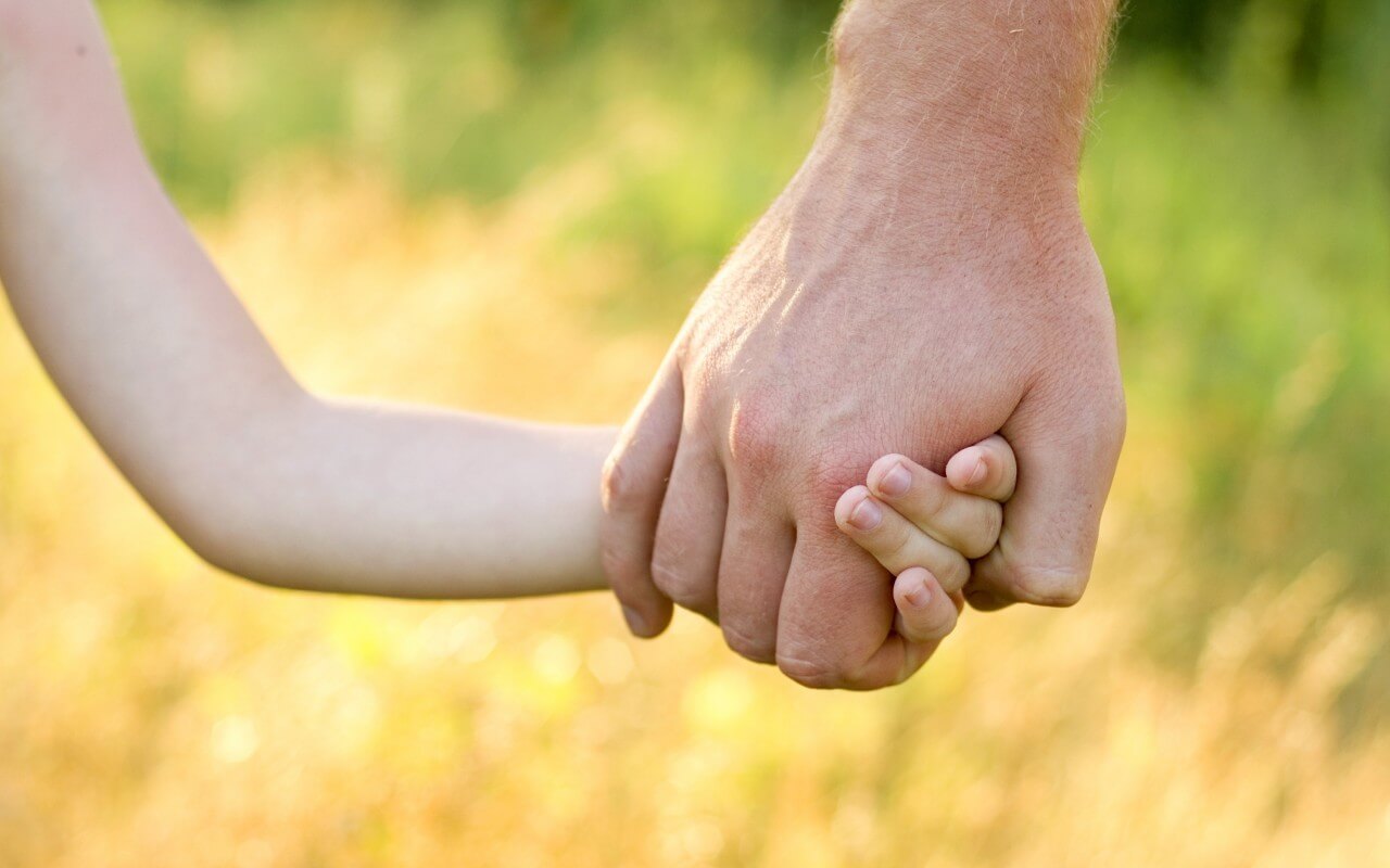 nastroeniya-ruki-muzhchina