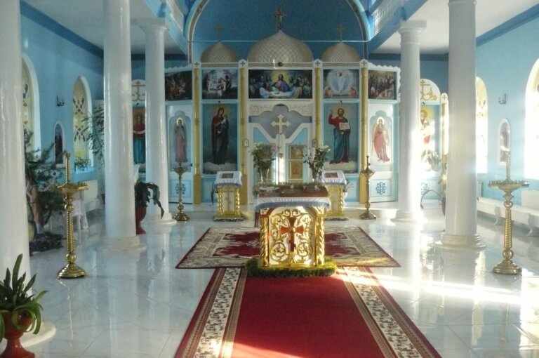 Село, что в кармашке, между холмов…
