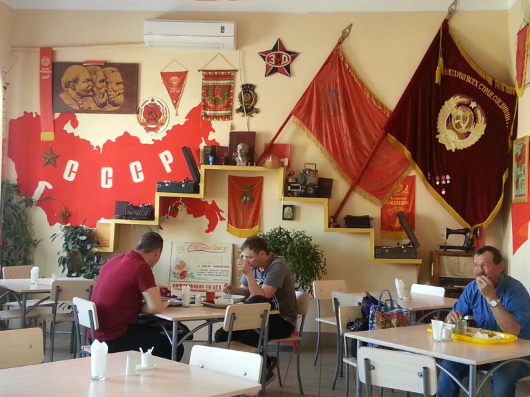Вперёд в прошлое, или обедаем в советской столовке