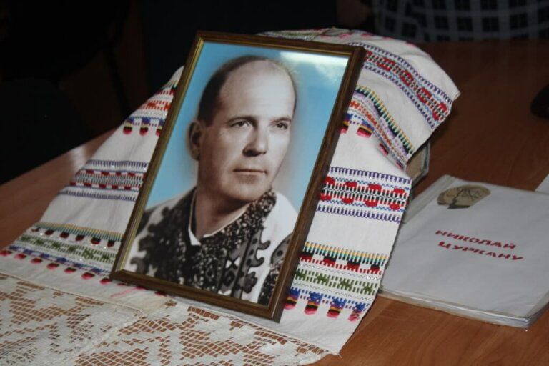 На установку бюста поэта Николая Цуркану