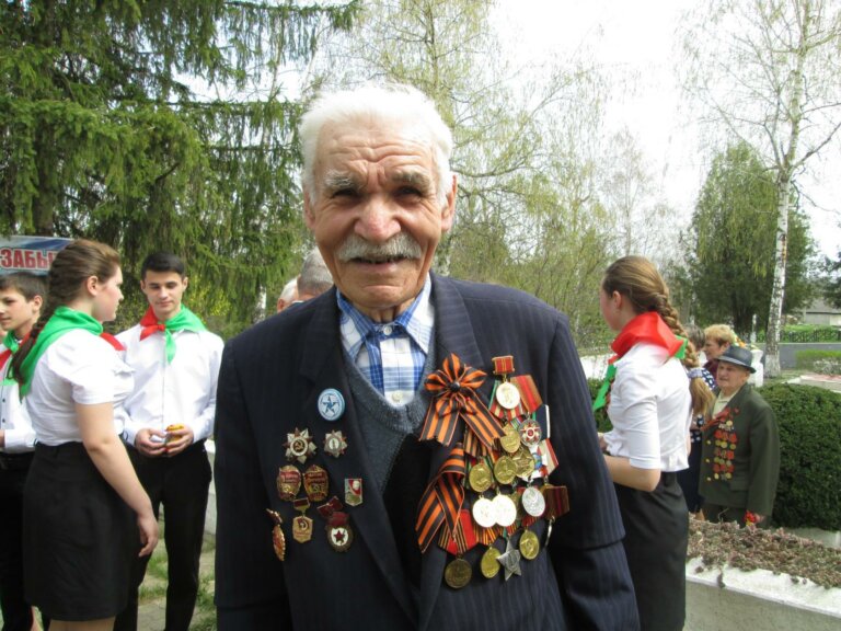 Поклонимся великим тем годам