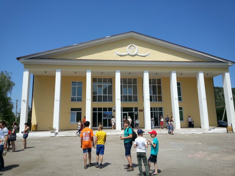 И снова полный зал, со сцены льются песни