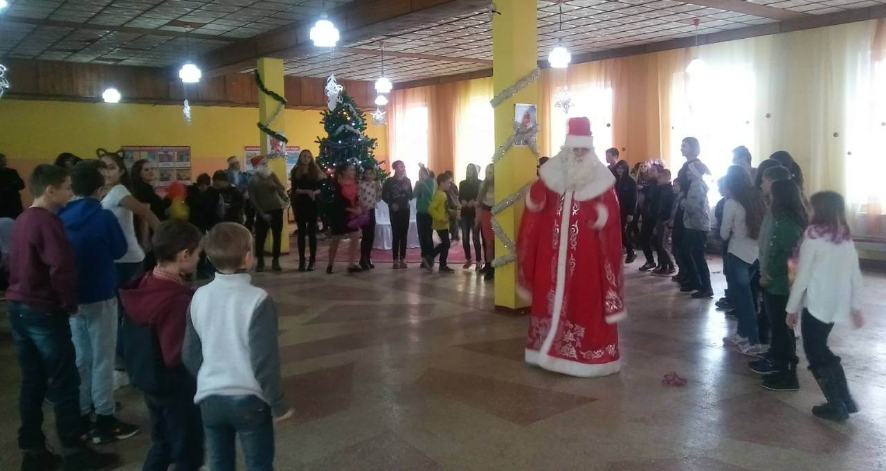 Хоровод с Дедом Морозом в Зимнем лагере Посла России