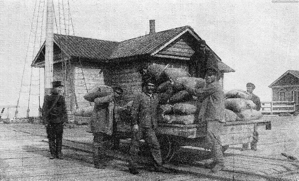 Фото В. Дорошевича. Александровск-Сахалинский. Каторжане грузят мешки на пристани