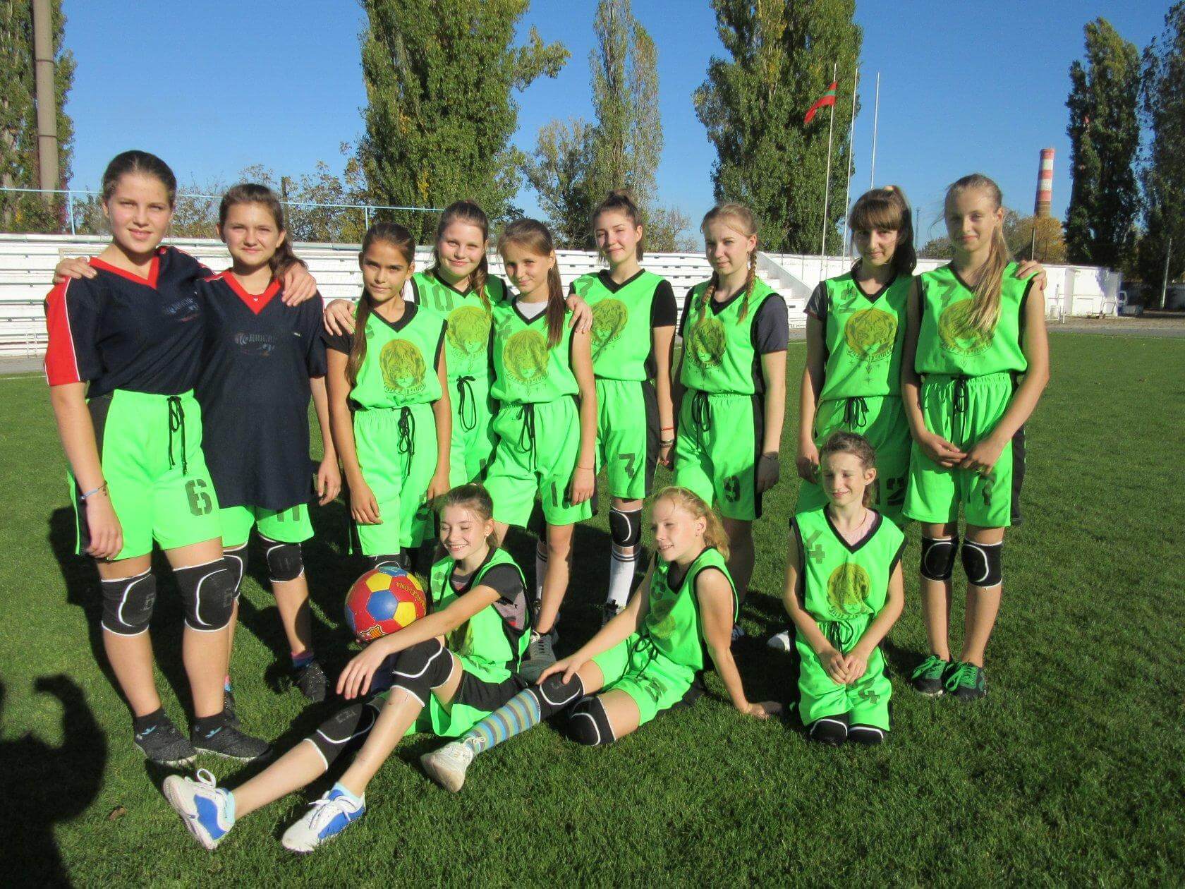 1 команда школы с красненькое