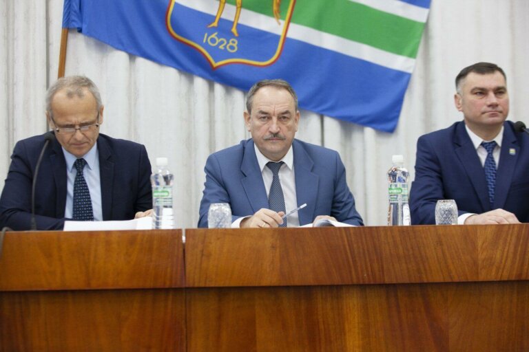 Больше денег и полномочий на места