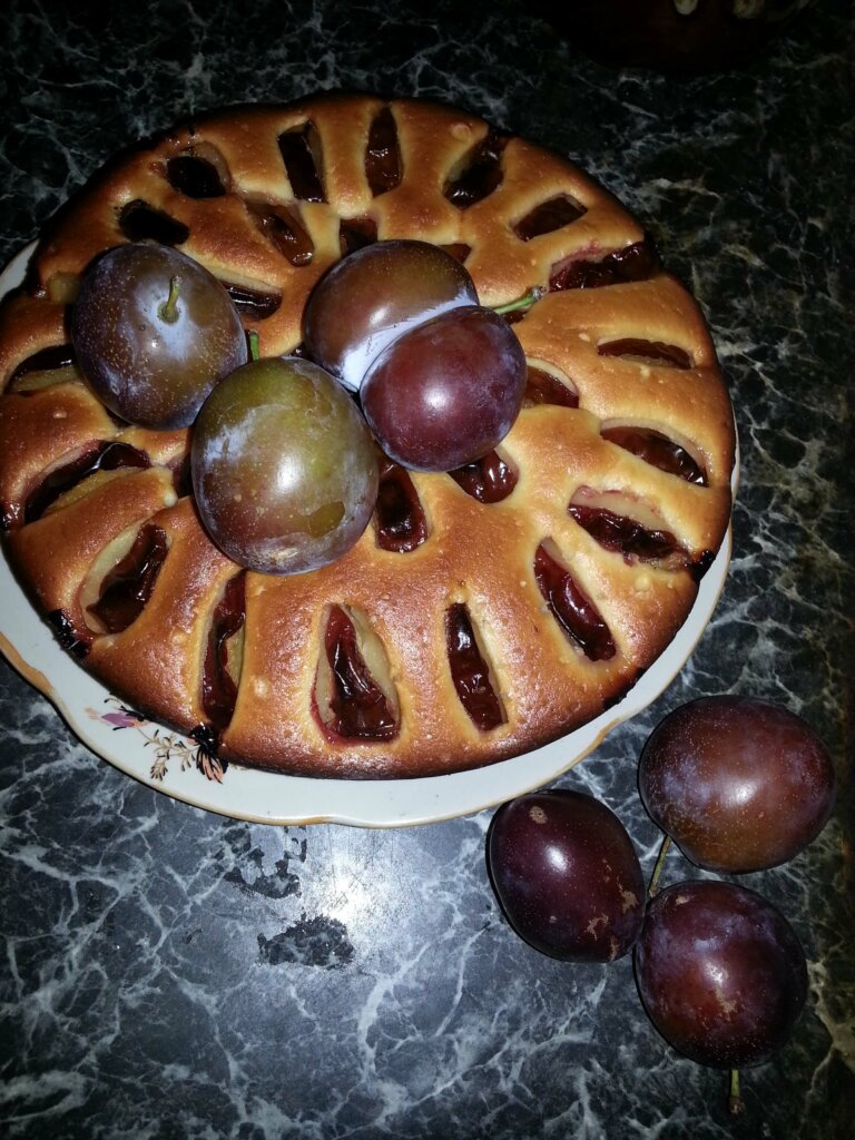 Сливовая шарлотка