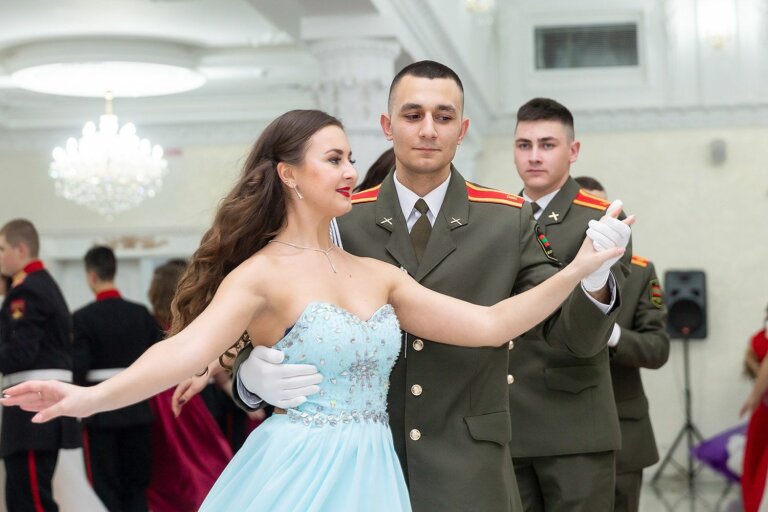 В вихре вальса
