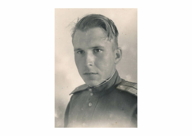 И глаза молодых ребят с фотографий военных глядят