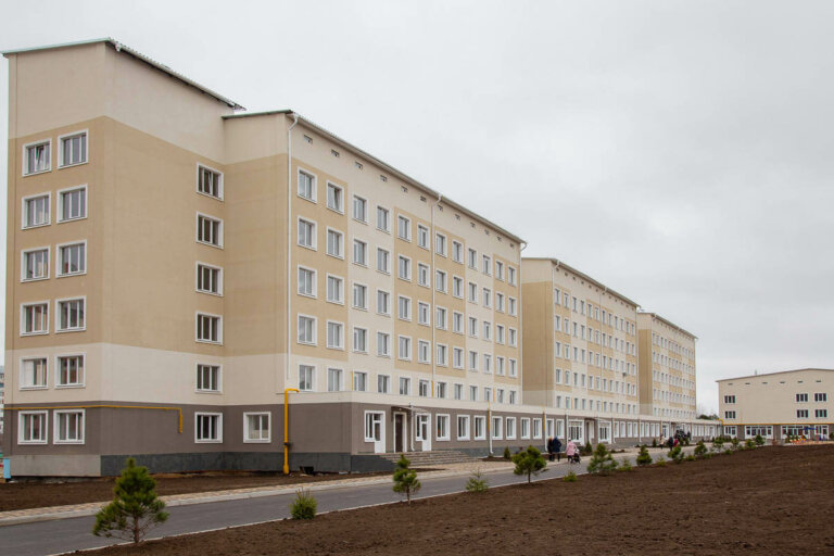Закрепить на работе жильём