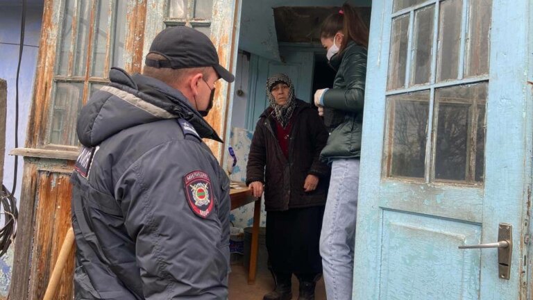 Помочь людям