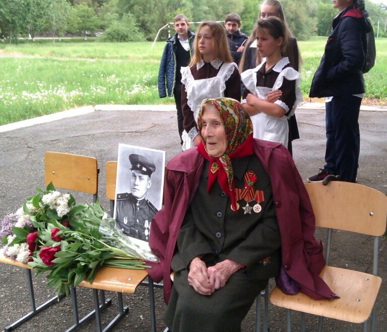 И в том строю есть промежуток малый…