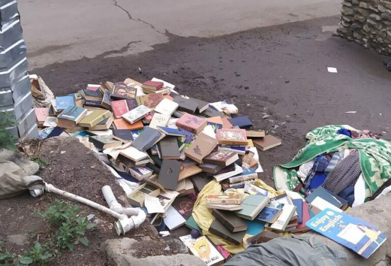 Книги на мусорке