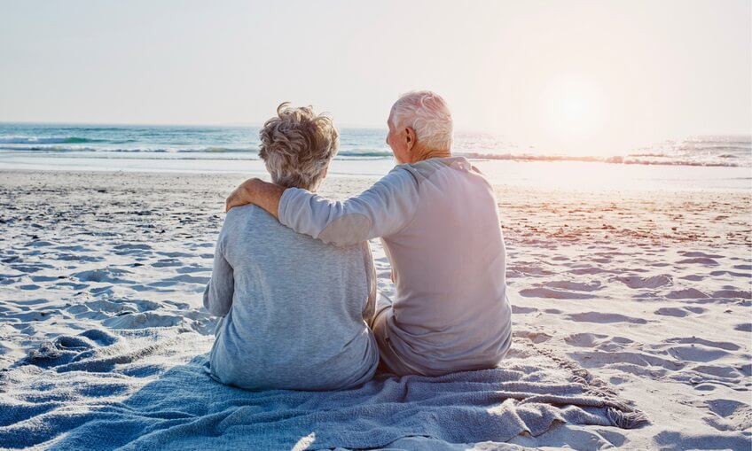 на фоне паруса