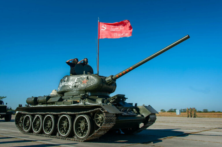 Равнение на Знамя Победы!