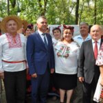 Слева рядом с президентом Виктор Мельник (в шляпе)2