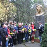 студенты политехнического техникума им. И.С. Солтыса возле бюста героя2