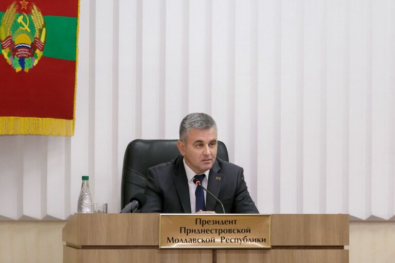 Согласно парламентским традициям