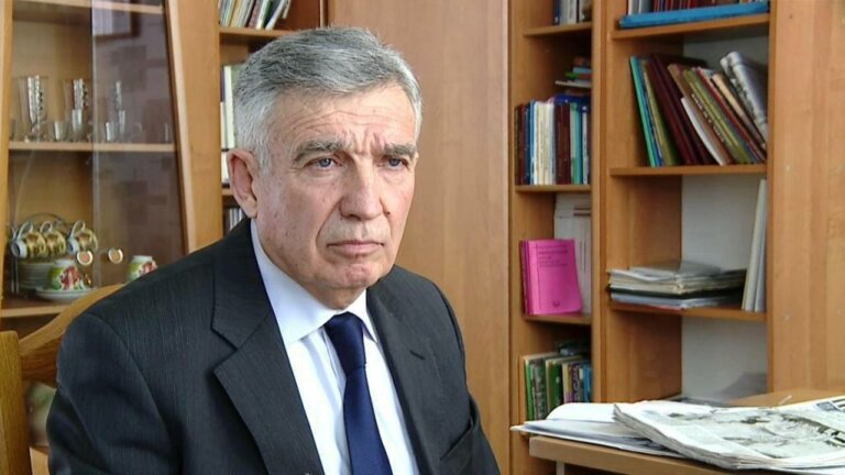 Идет солдат по городу…