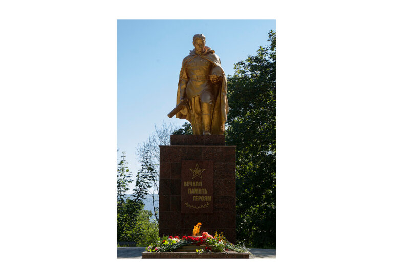 Память вечным пламенем горит