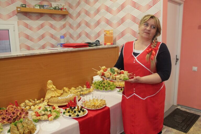 …А к блинам – голубцы, котлеты и зелёные вареники!