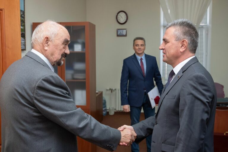 Люди поверили вам