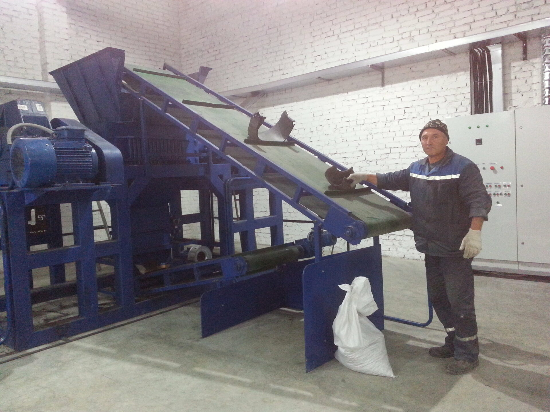 работник-линии-Иван-Пенков-scaled