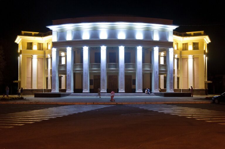 После работы и учебы они творят