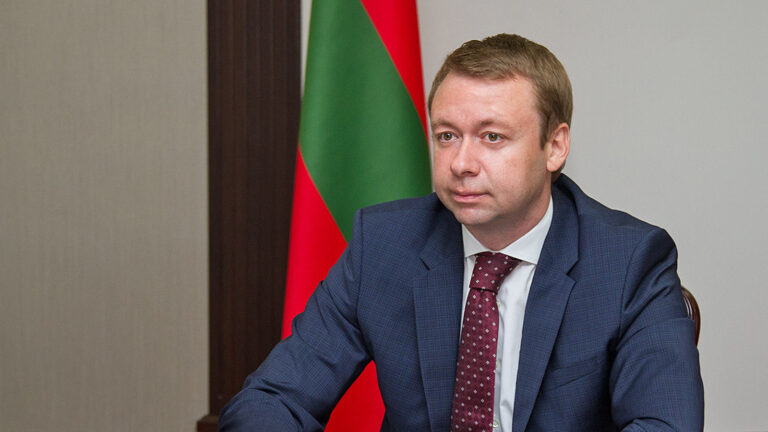 По принципу солидарности