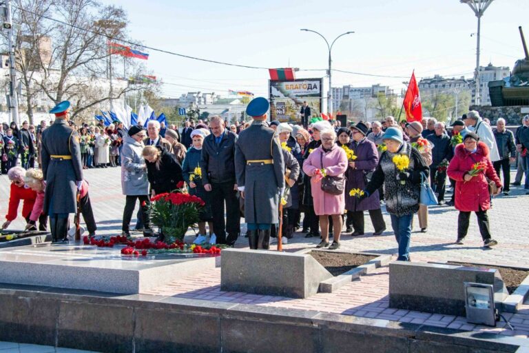 Помнит город тот апрель