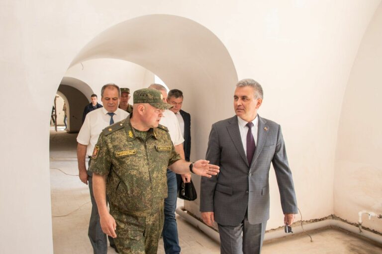 Строится курсантский городок