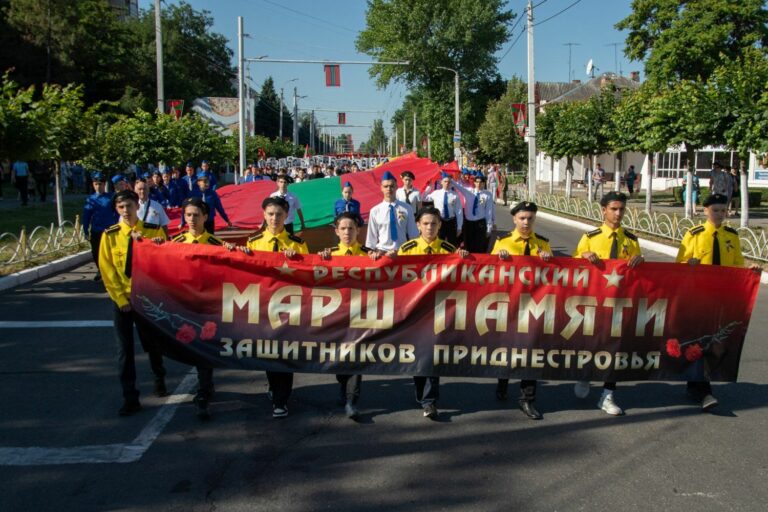 Седые строгие мужчины