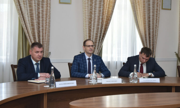 Смотреть на  ситуацию объективно