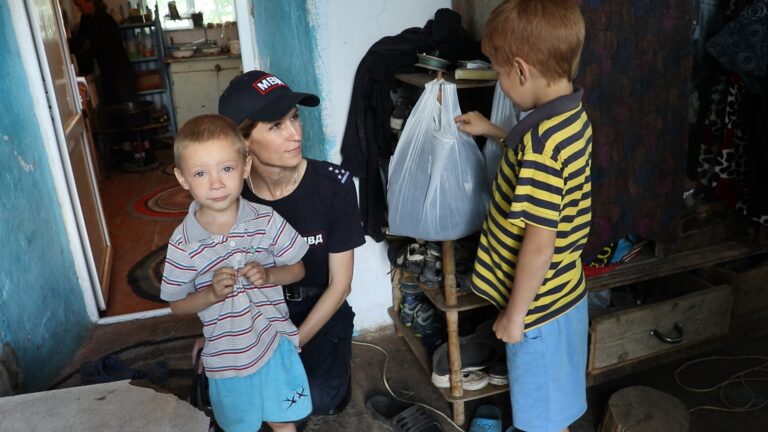Иногда приходится защищать детей от собственных родителей