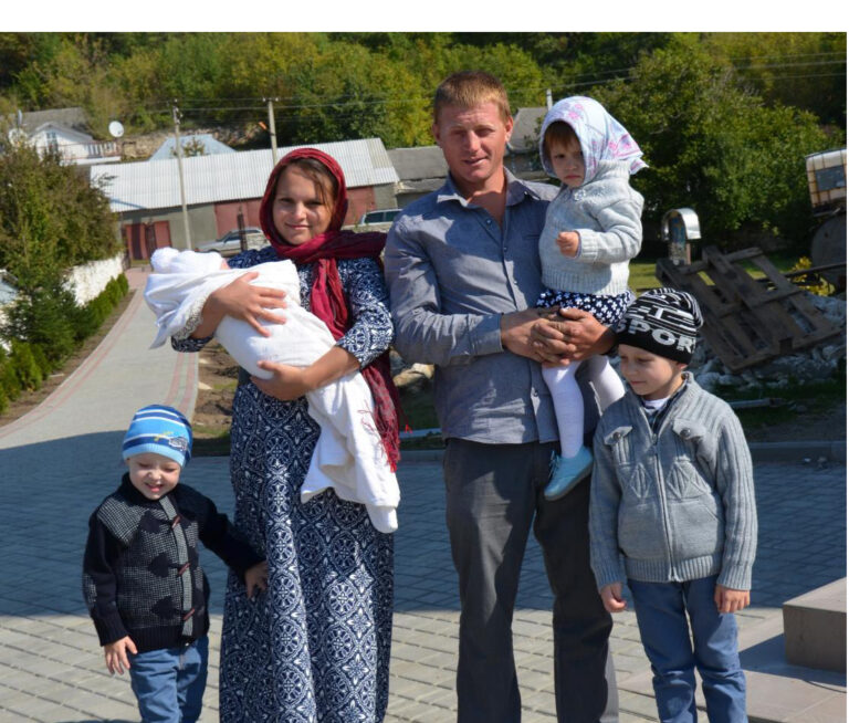 У нас семья из пяти человек и кот