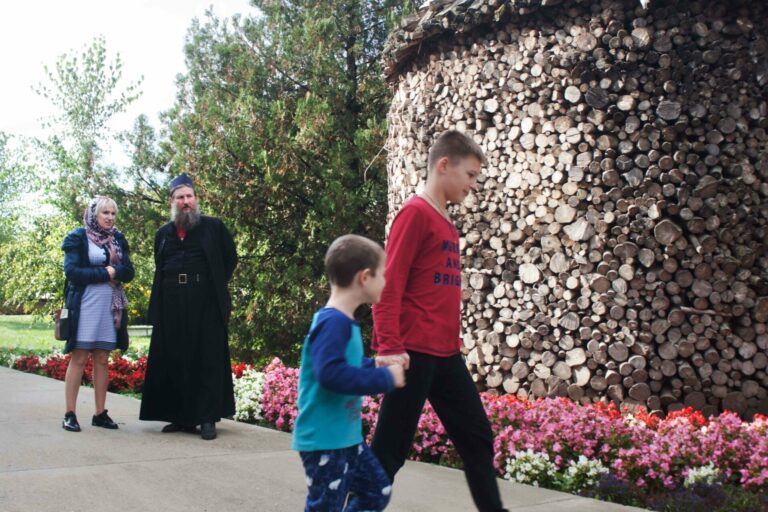 Монах среди цветов