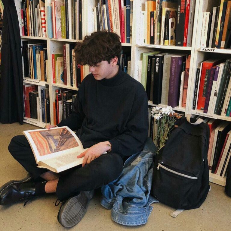 Среди книжных шкафов