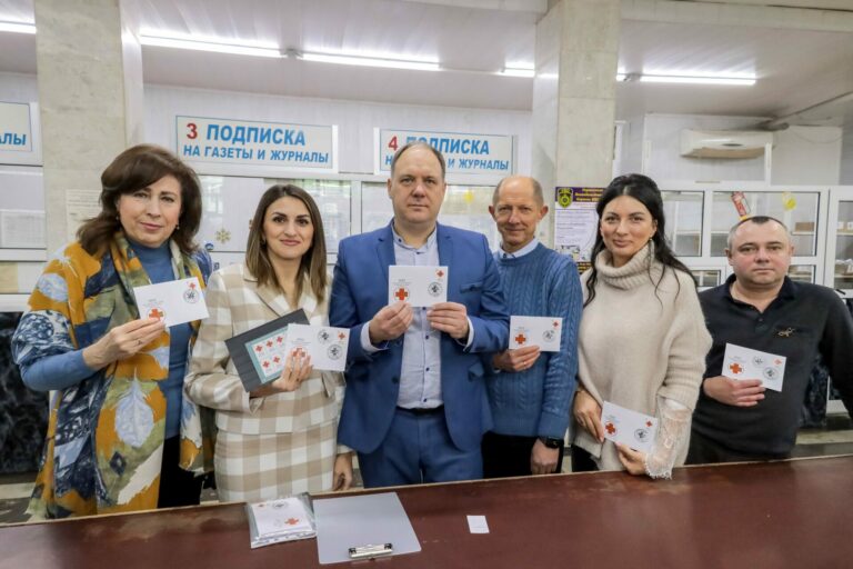 На марках красный крест