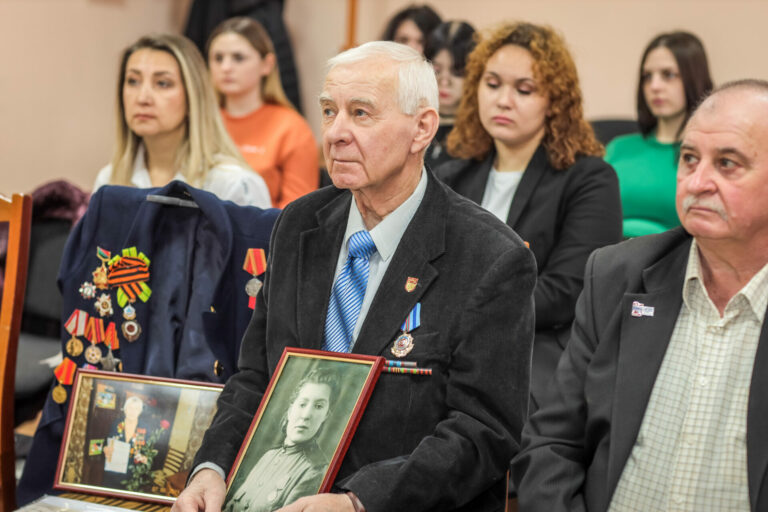 В одном строю с героями