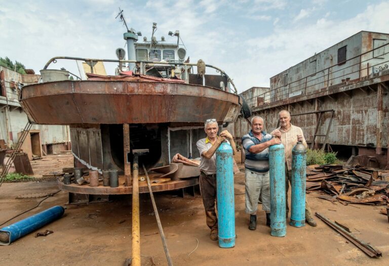 Теплоходы и плавкраны готовы к работе