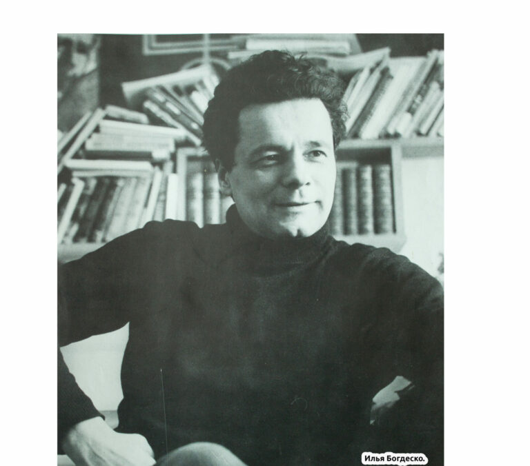 На свет золотой грозди