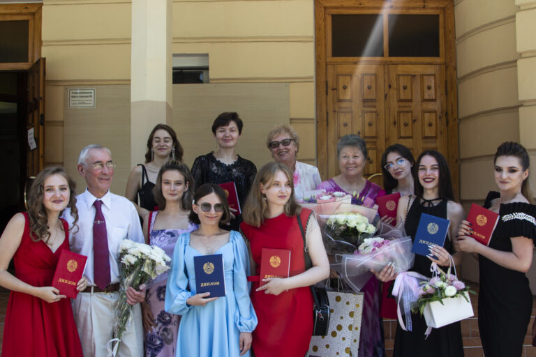 В добрый путь, выпускники!