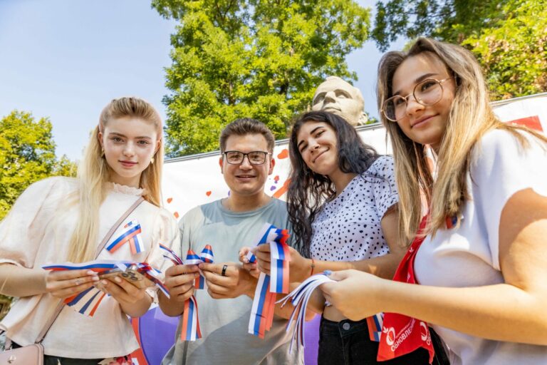 Молодежная акция ко Дню флага России