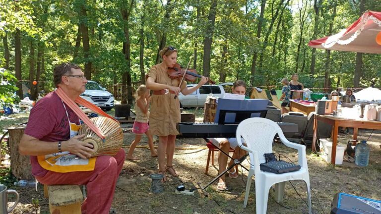 За рекой, в тени деревьев