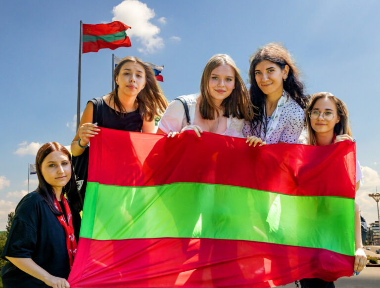 Республике – 33!