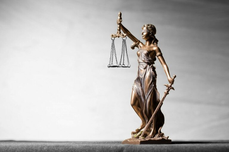 Поздравление с Днем работника суда