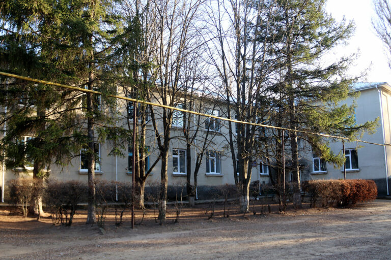 Дома и стены помогают